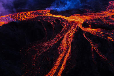 Volcan en éruption - coulées de lave basaltique divergentes